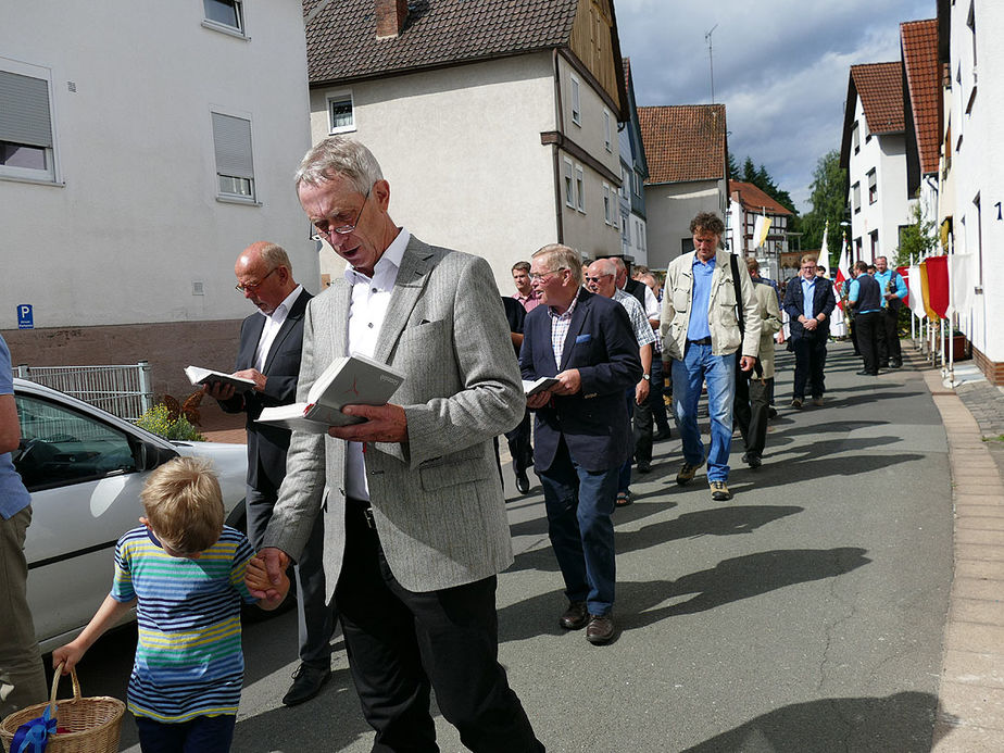 Fronleichnamsprozession durch die Straßen von Naumburg (Foto: Karl-Franz Thiede)